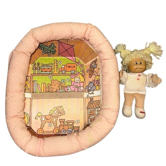 PREOWNED Vintage Cabbage Patch Kids Pin-Ups Wall Hanging play room With Doll - Picture 3 of 3